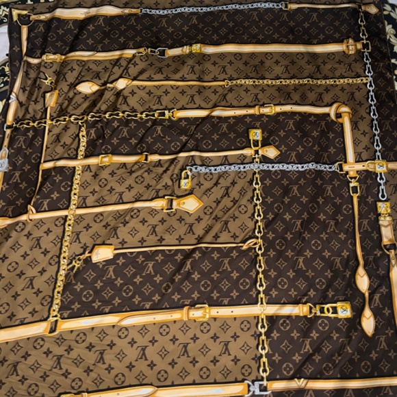 Louis Vuitton Silk Scarf RECEIPT INCLUDED - Picture 5 of 12